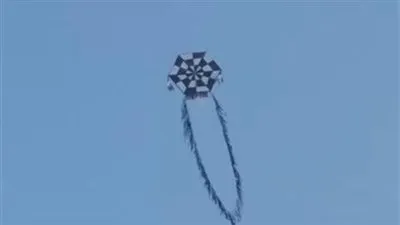 مشهد مؤلم.. لحظة سقوط طفل من أعلى عقار أثناء لعبة بطائرة ورقية