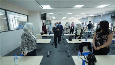 رئيس الأكاديمية البحرية يلتقي بطلاب العلمين ويؤكد: نحن في مجتمع مستدام من ثمار جهود التنمية