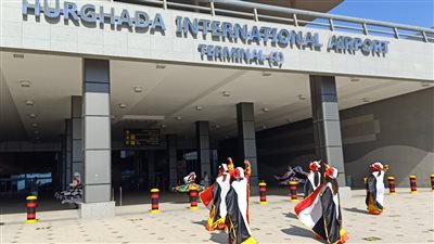 شاهد.. الاستعدادات النهائية لاستقبال أول رحلة طيران دولية بالغردقة (فيديو وصور)