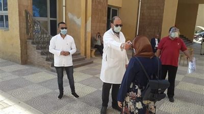 تعقيم الطلاب والكشف عليهم قبل  بدء الامتحانات بجامعة كفر الشيخ (صور)