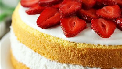 وصفة سهلة لعمل تورتة عيد ميلاد بالفراولة