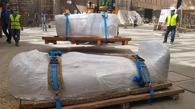 وصول قطع أثرية ضخمة للمتحف المصري الكبير (صور)