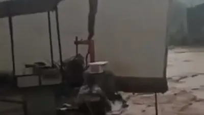 المنازل تنشطر نصفين.. لحظات مرعبة من فيضانات الصين (فيديو)