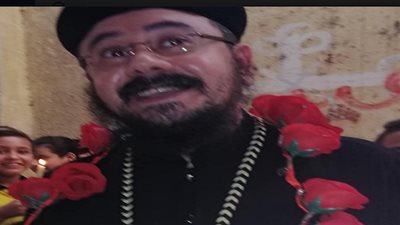 أقباط نجع حمادي يحتفلون بعيد ميلاد القس يواقيم جرجس