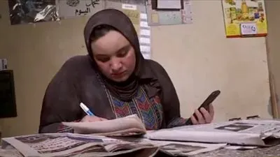 قصة منار.. صحفية صباحا وتدير ورشة رخام مساءا