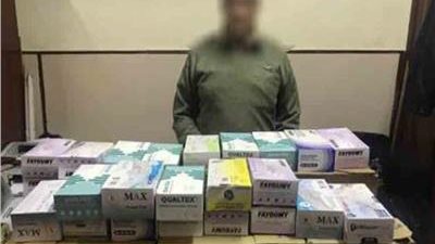لحجبهما عن التداول.. التحفظ على 1400 كمامة وجوانتي بالإسكندرية 