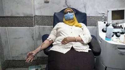 نائبة محافظ أسوان تتبرع بالبلازما لعلاج مصابي كورونا (صور)