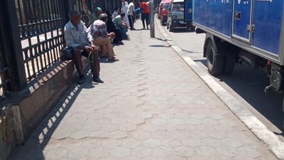 طوابير أمام مسجد السيدة زينب لأداء صلاة العصر (صور)