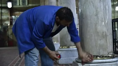 حاجز خشبي وتعقيم.. كورونا يمنع محبي آل البيت من زيارة ضريح السيدة زينب