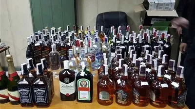 بحوزته خمور وسلاح ناري.. حبس صاحب محل بقصر النيل 