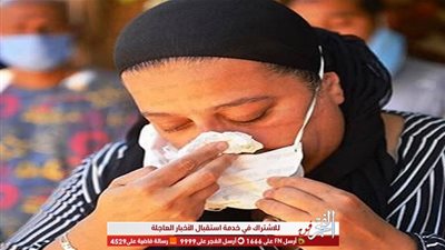 انهيار ابنة رجاء الجداوى أثناء تشيع جثمان والدتها (صور)