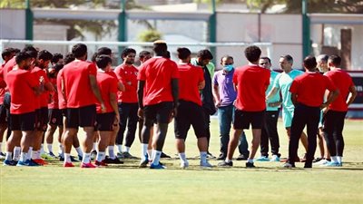 كواليس اجتماع مدرب الأهلي باللاعبين قبل مران اليوم