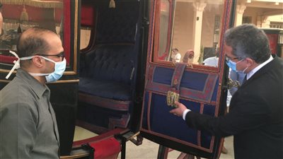 العناني يوجه فريق ترميم متحف المركبات: 