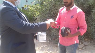 عميدا اللغات والتربية الرياضية بالأزهر يوزعان الكمامات على الطلاب