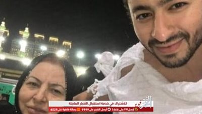 محمود الليثي يحمل نعش والدة حمادة هلال إلى مثواها الأخير