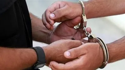 ضبط طالب يدير مجموعة على 