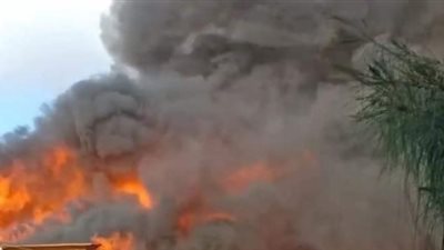 8 سيارات إطفاء للسيطرة على حريق مصنع بالعاشر من رمضان