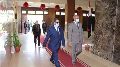 رئيس جامعة الأزهر يتفقد لجان امتحانات كلية الدعوة 