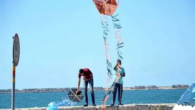 محافظ الإسكندرية: غرامة تصل لألف جنيه لمن يستخدم الطائرات الورقية بالكورنيش