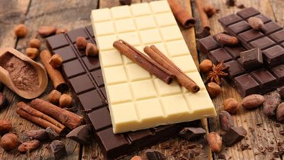 أيهما أفضل.. خبيرة تغذية تكشف الفرق بين الشوكولاتة الداكنة والفاتحة