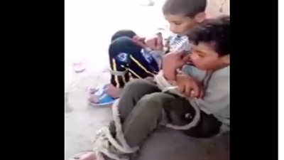 حبس عامل وابنه في واقعة توثيق طفلين بـ 