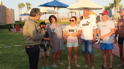 العناني يتفقد فنادق شرم الشيخ ويلتقي بالسائحين قبل مغادرتهم البلاد