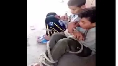 نيابة أبوكبير تأمر بضبط ابن عم المتهم بتوثيق طفلين بالحبال وتصويرهما