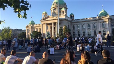 محتجون يقتحمون مبنى البرلمان الصربي في بلغراد