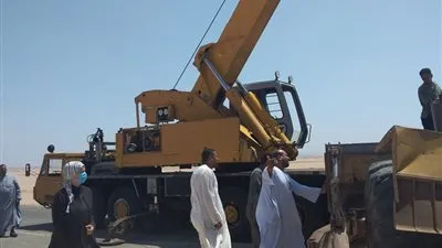 رفع أنقاض حادث انقلاب سيارة بطريق 