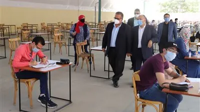 بالصور.. نائب رئيس نائب رئيس جامعة عين شمس يطمئن على سير الامتحانات