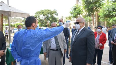 في جولته الأولى.. رئيس جامعة القاهرة يتفقد لجان الامتحانات