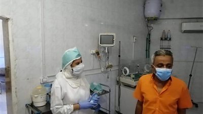 وكيل صحة قنا يحيل عددًا من الأطباء للشئون القانونية