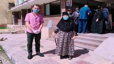 بينهم مُسنة 86 عامًا.. تعافي 25 مصابًا بكورونا وخروجهم من العزل ببني سويف (صور)