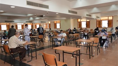 رئيس جامعة عين شمس يتفقد سير الامتحانات بعدد من الكليات (صور)