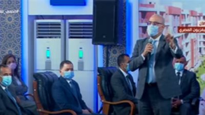 السيسي يحرج وزير الإسكان على الهواء.. والأخير يرد