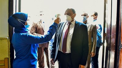 رئيس جامعة بني سويف يتفقد إجراءات مواجهة كورونا بلجان الامتحانات (صور)