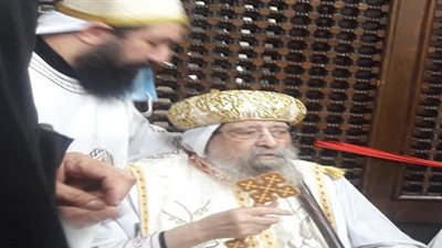 بعد تعافيه من كورونا.. مطران البلينا يرأس قداس عيد الرسل (صور)