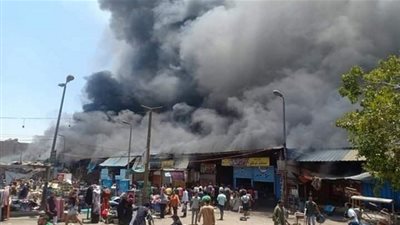 النيران تلتهم عشرات المحلات والاكشاك في حريق سوق توشكى بحلوان