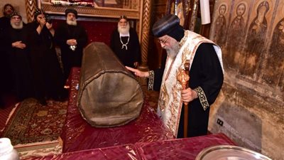 البابا تواضروس يطيب جسد القديس الأنبا بيشوي