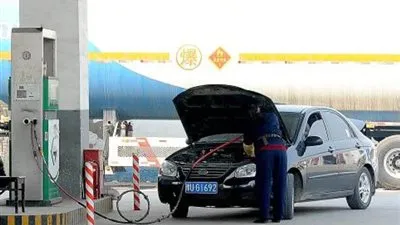 وزير البترول الأسبق: تحويل السيارات للغاز يوفر أكثر 50% من تكلفة البنزين