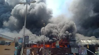 شاهد.. لحظة اندلاع حريق ضخم في سوق توشكى بحلوان
