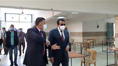 وزير التعليم العالي ورئيس جامعة عين شمس يتفقدان مبنى الامتحانات (صور)