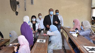نائب رئيس جامعة عين شمس يتفقد لجان الامتحانات بكلية البنات (صور)