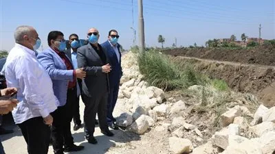 توفر الفاقد من المياه.. محافظ بني سويف يتفقد مشروع تبطين ترع ببا (صور)