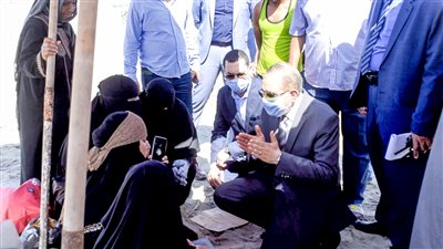 محافظ كفرالشيخ يقدم العزاء لأسرة غريق بلطيم.. ويكلف بسرعة انتشال الجثمان (صور)