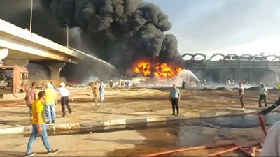 لحظة إخماد حريق خط مازوت بطريق مصر إسماعيلية (فيديو)