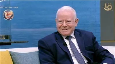 أستاذ علم فيروسات يكشف مفاجأة صادمة بشأن بوابات التعقيم الإلكترونية