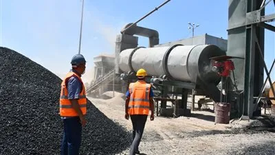 بـ7.5 مليون جنيه.. تشغيل خلاطة أسفلت محلية الصنع بالبحيرة (صور)