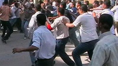 بالأسلحة البيضاء.. 3 أشخاص يشرحون جسد شاب في السيدة عائشة