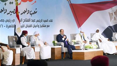 مفاجأة بشأن الشخص الذي جلس على يمين السيسي في لقاء مشايخ ليبيا